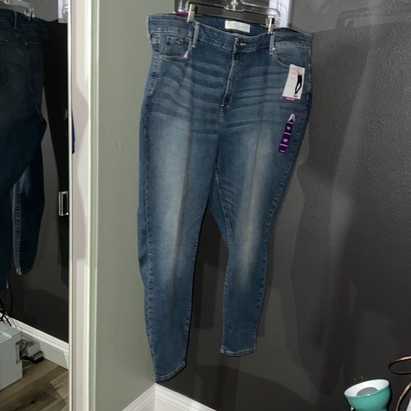 Plus size, Signature Levi Strauss mid rise skinny jeans - Picture 10 of 10